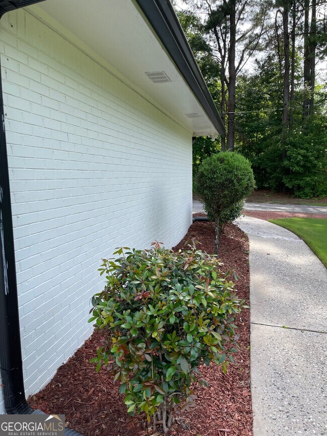 Building Photo - 558 Kenwood Rd