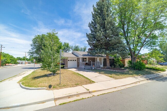 Building Photo - Amazing 3 bed/3 bath rental.  New Flooring!!  Solar Panels!!