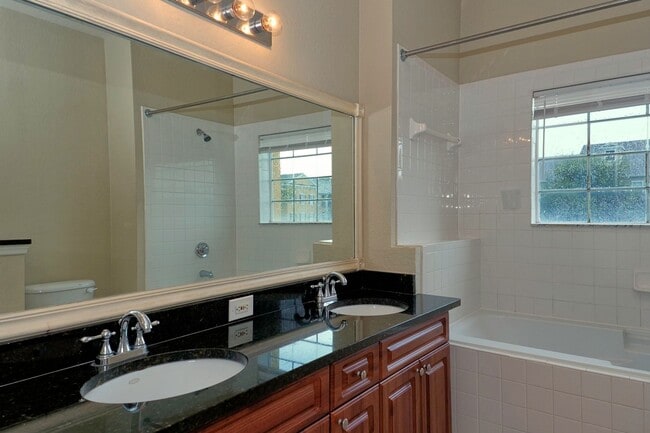Building Photo - Beautiful 2 bed/2bath 2nd floor townhome i...