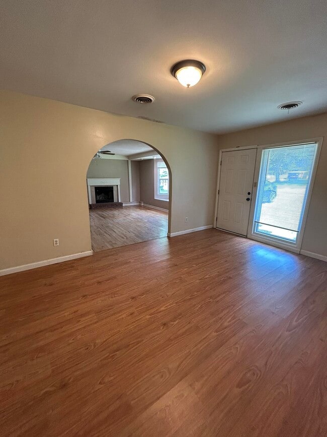 Building Photo - 811 Bahama Dr