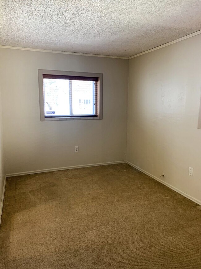 Building Photo - Evolve Real Estate: Available 6/6/2026! Quaint 3 Bedroom Ranch with Huge Yard in University Hills...