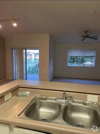Building Photo - 131 SW Palm Dr