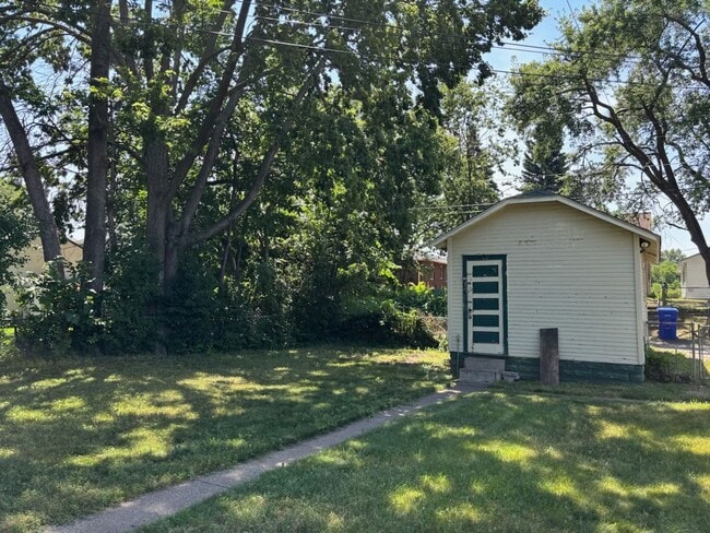 Building Photo - Charming 2+ Bedroom Single Family on a gre...