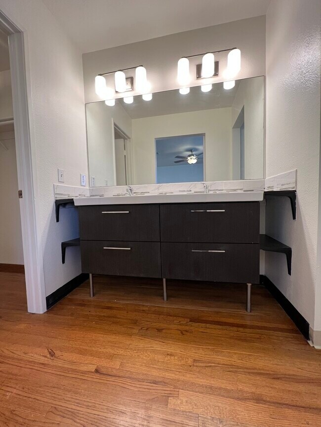 Building Photo - Townhome in the heart of Norwalk!