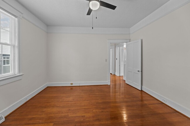 Building Photo - Incredibly Well Maintained & Beautiful Hom...