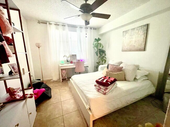 Building Photo - 8010 N Nob Hill Rd