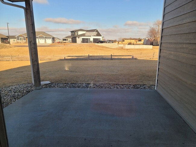 Building Photo - Three bedroom two bathroom triple garage house