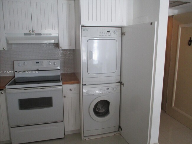 Building Photo - 1865 Brickell Ave