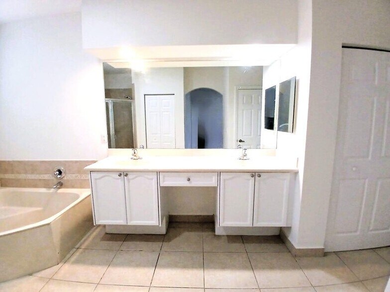 Building Photo - 1171 W Magnolia Cir