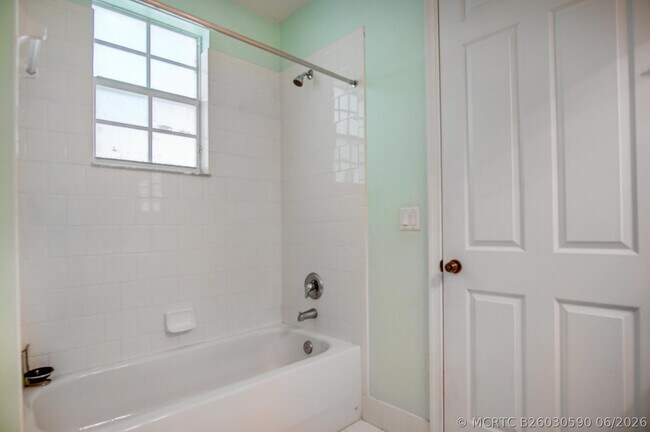 Building Photo - 1020 E Longport Cir