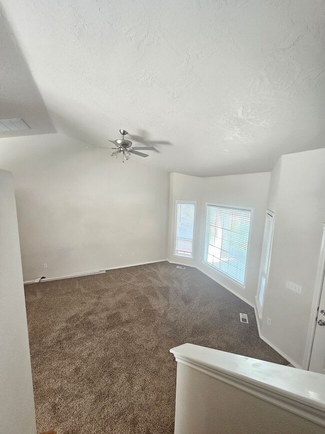 Building Photo - 4 Bedroom Home Close to Settlers Park