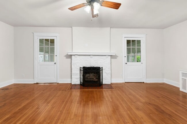 Building Photo - Single family home with hardwood floors th...