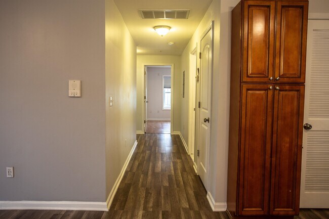 Building Photo - 171 Clifford St