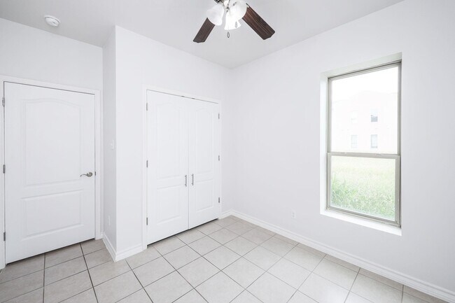 Building Photo - 1511 Don Camilo Blvd