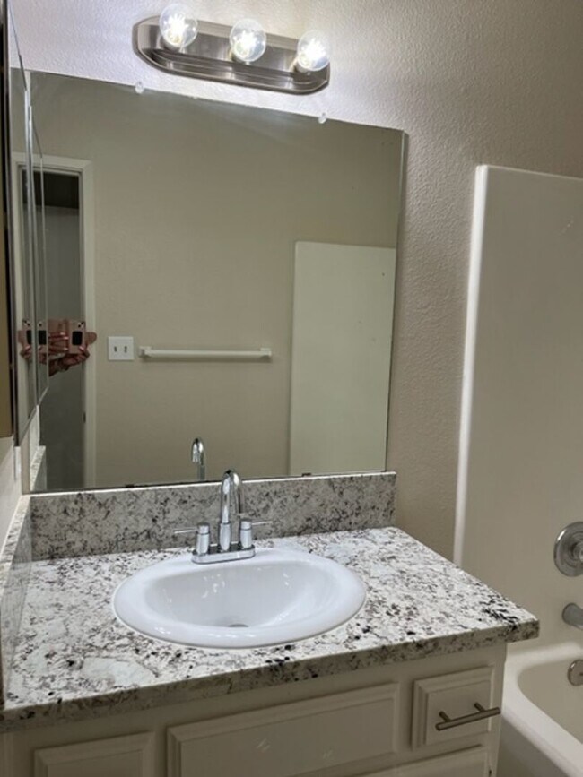 Building Photo - PR-817