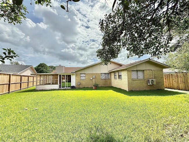 Building Photo - 7111 El Sereno Dr