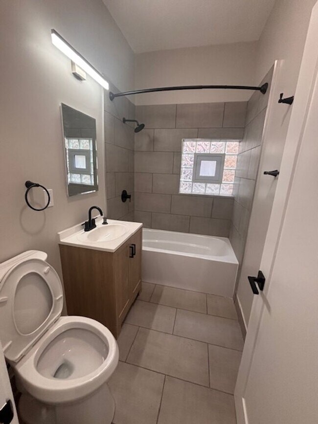 Building Photo - Beautifully remodeled modern 3 bedroom 2 bath unit