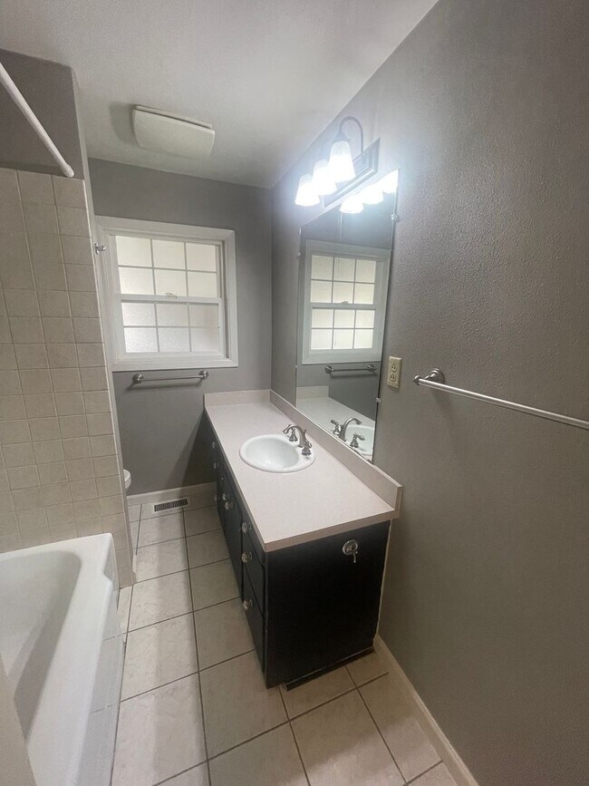 Building Photo - Charming 3 Bedroom Home Lebanon Home with Large Fenced Yard! **$500.00 Off First Full Month's Ren...