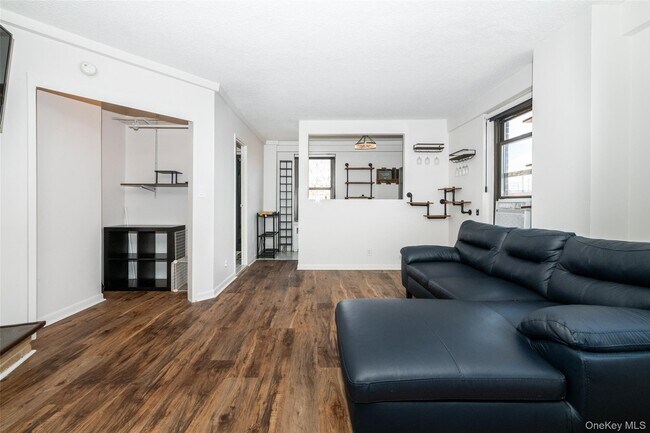 Building Photo - 161 Pearsall Dr