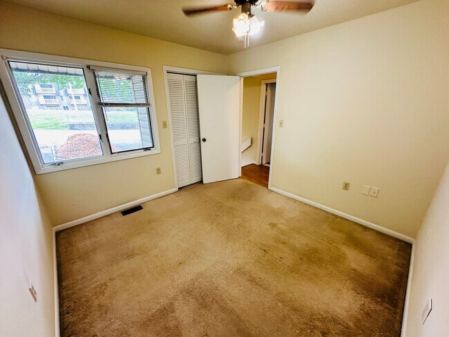 Building Photo - 3 Bedroom 2.5 Bath Townhouse