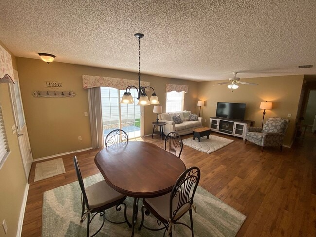 Building Photo - Beautiful 2 + 2 Villa, Turnkey ANNUAL Leas...