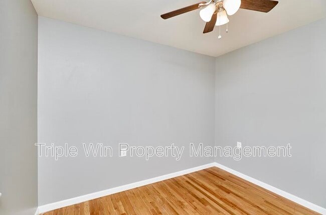 Building Photo - 2325 Golfway St