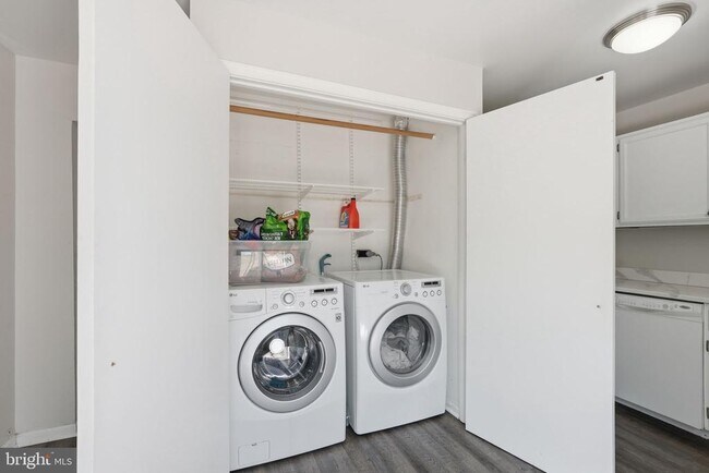 Building Photo - 6032 Old Landing Way