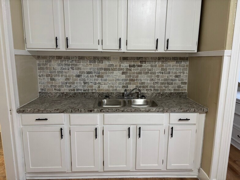 Building Photo - 51 Hamlin St