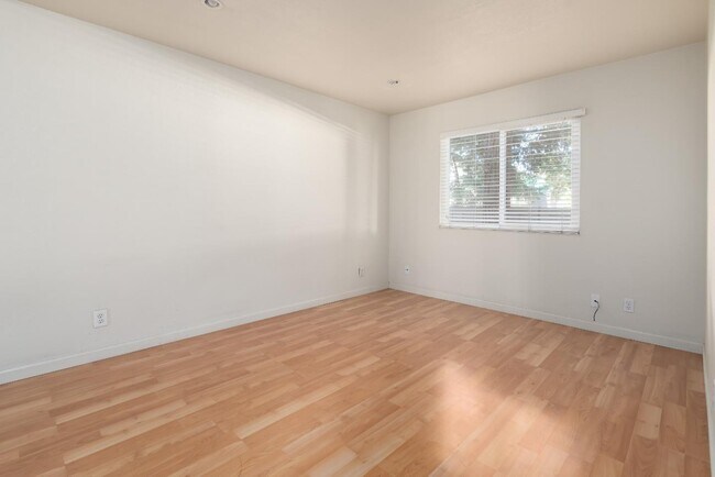 Building Photo - 208 Sequim Common