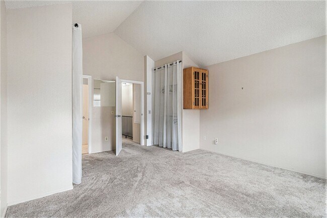 Building Photo - 3 Bedroom 2 Bathroom End Unit Townhome!