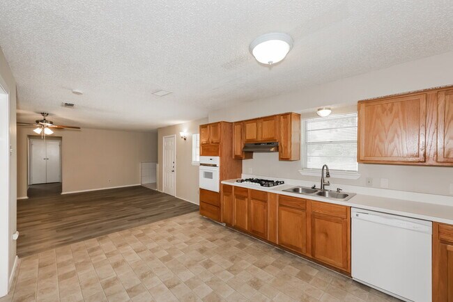 Building Photo - 831 Nature Dr