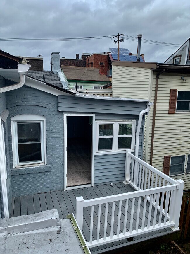 Building Photo - 1318 Sarah St