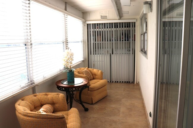 Building Photo - 1 Valencia A