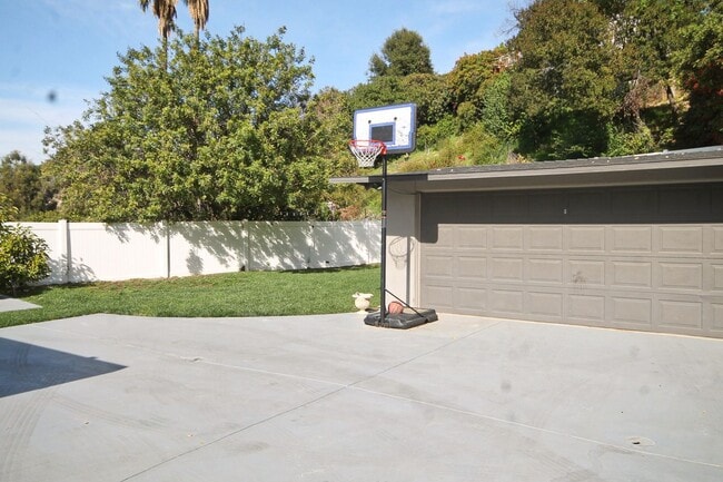 Building Photo - Mid-Century Modern Masterpiece!  South of the BLVD. Minutes to Westside, Mulholland, 405. Roscoma...