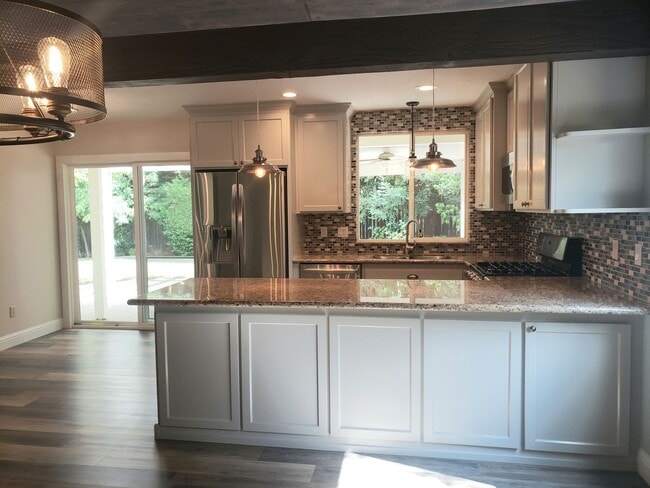 Building Photo - Beautifully Updated Single Level