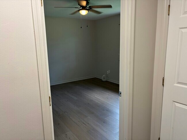 Building Photo - 119-121 Michael Avenue, Unit 121