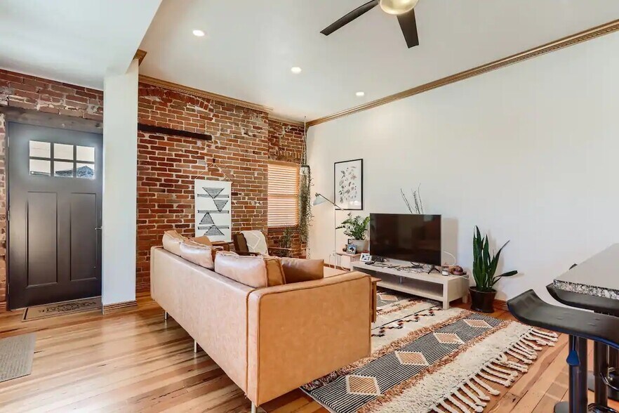 Building Photo - 973 Galapago St