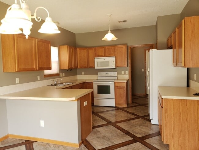 Building Photo - 2022 S Webb Rd