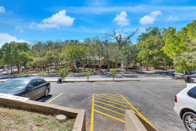 Building Photo - 908 N LBJ Dr
