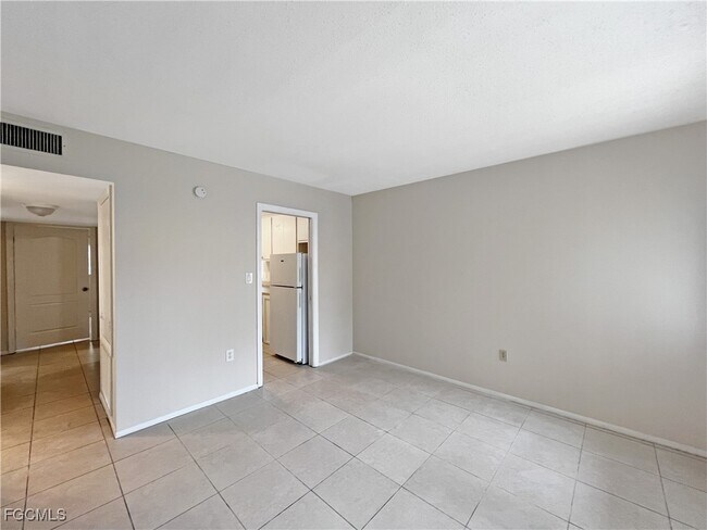 Building Photo - 1852 Golf View Ave