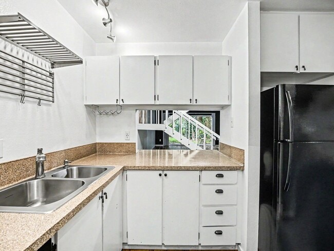 Building Photo - Spacious 2-Story Condo in a Quiet, Well-Located Community!