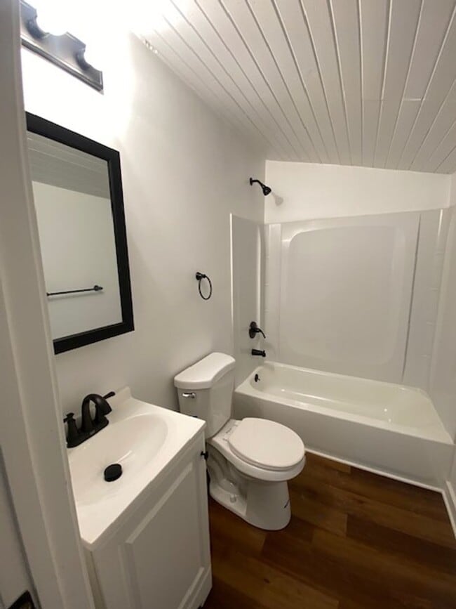 Building Photo - Beautifully upgraded studio unit