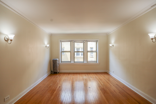 Building Photo - 1631 W Lunt Ave