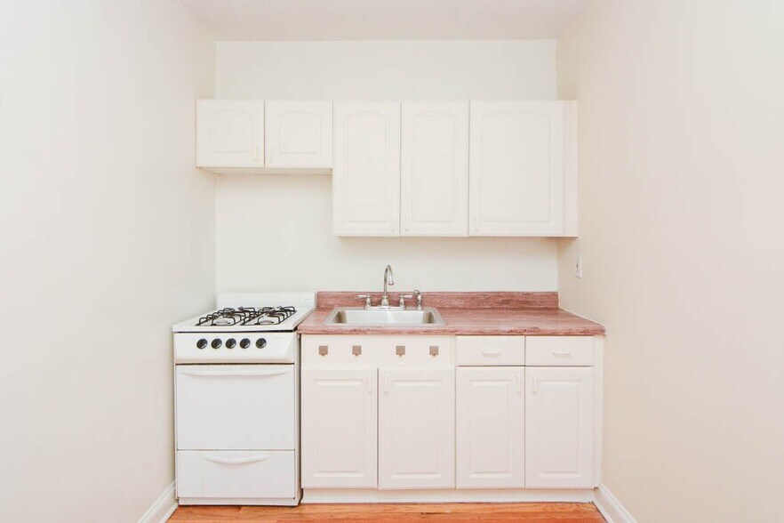 Building Photo - 545 W Wellington Ave