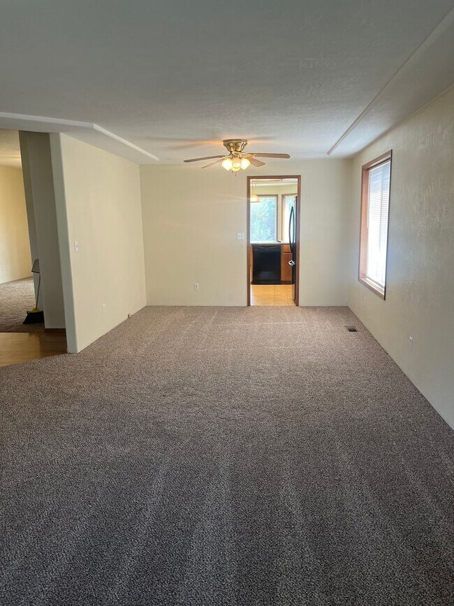 Building Photo - 3 Bedroom 2 Bath House