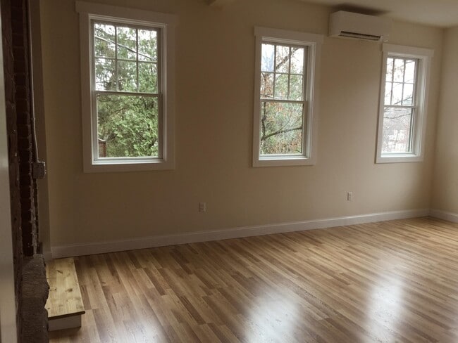 Building Photo - 368 Central St