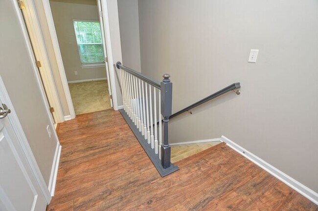 Building Photo - 2-bedroom end-unit w/ Bonus room!