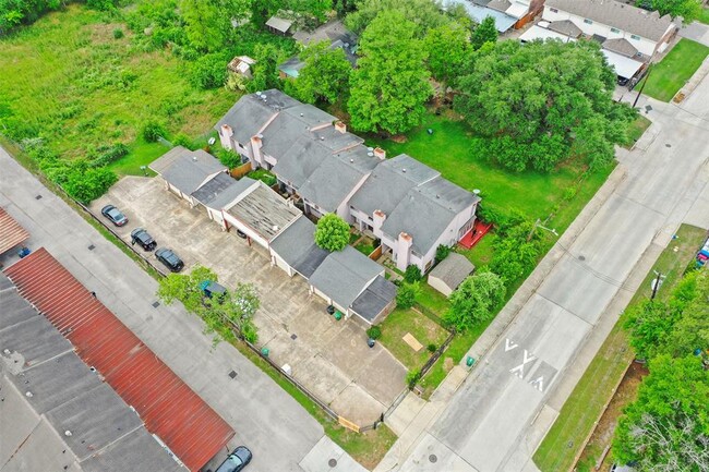 Building Photo - 1841 Sherwood Forest St