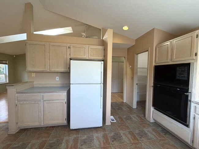 Building Photo - Charming Gleneagle Rambler – Prime Arlington Location