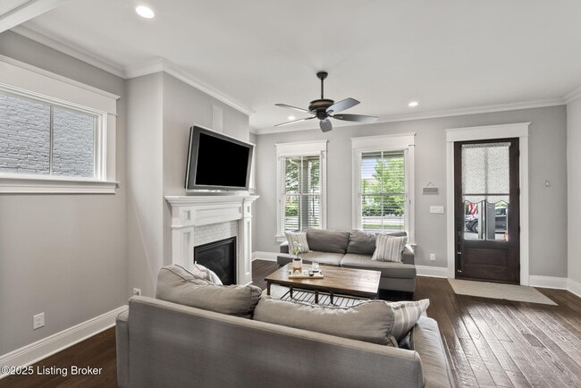 Building Photo - 10910 Kings Crown Dr